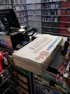 koupě počítače v jedné nejmenované retro prodejně v Nizozemsku 
